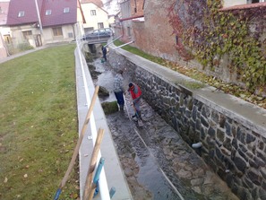 rok 2012 - čištění potoka Vlčidolka
