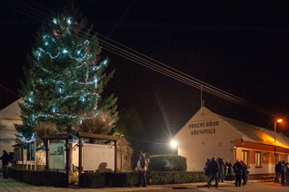 Celkový pohled na obecní úřad a vánoční strom